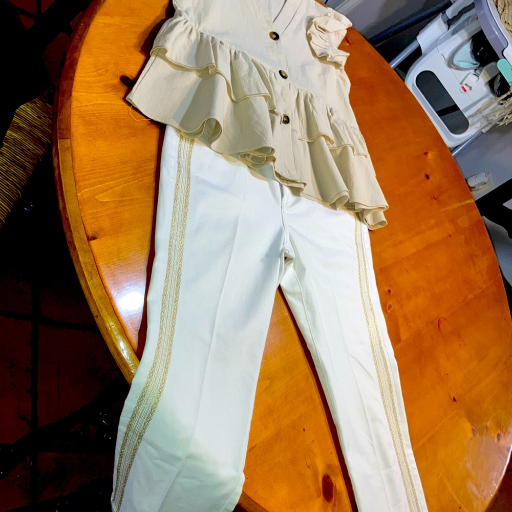 Tommy Bahama Crop White Jean with beige top bundle Size 8 pant medium top